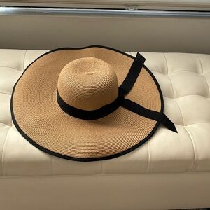 Sun hat with wide brim